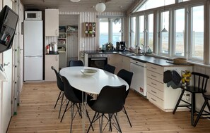 Fridge, microwave, stovetop, dishwasher - Pet friendly home in Otterup with WiFi (Otterup)