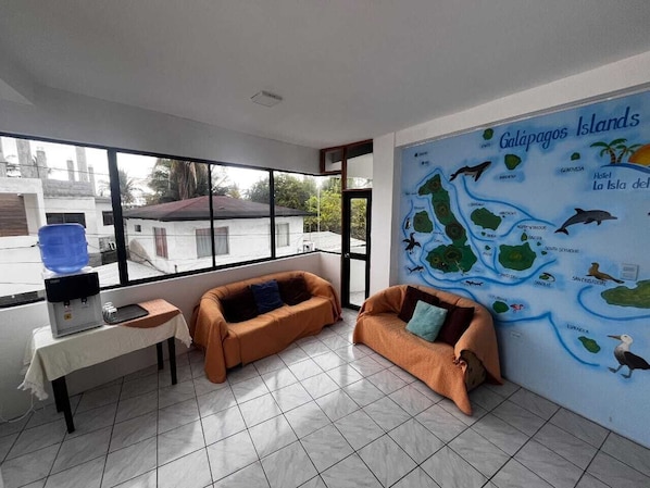 Interior - La Isla Del Descanso (Galápagos)