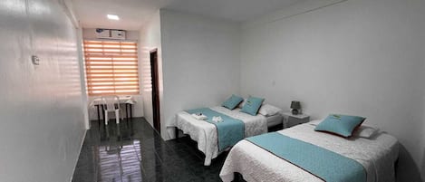 ベーシック ダブルまたはツインルーム シティビュー | WiFi (無料)、ベッドシーツ