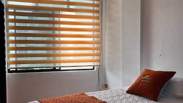 Eenvoudige vierpersoonskamer, uitzicht op de stad | Gratis wifi, beddengoed