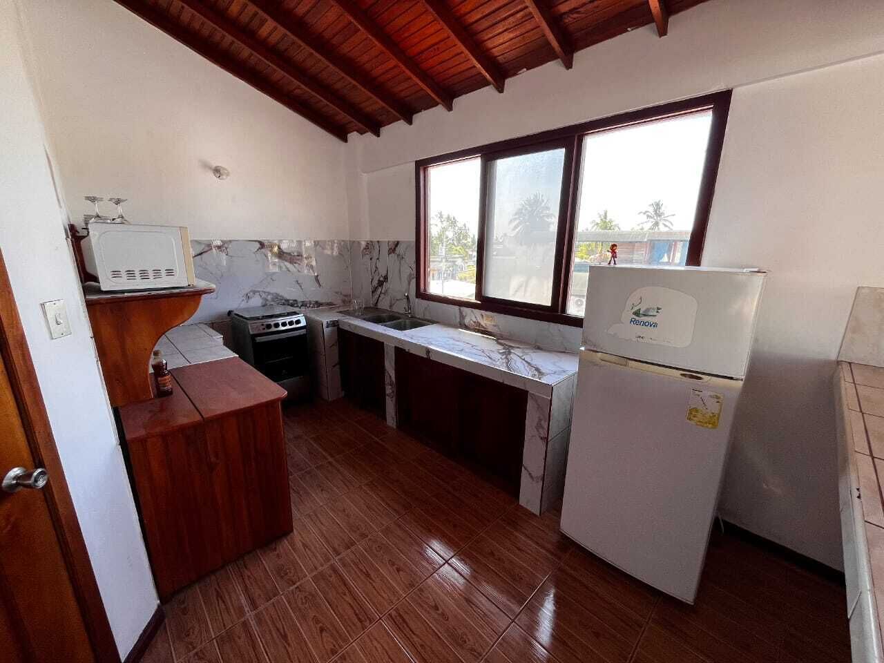 Kjøleskap, kjøkkenutstyr og rengjøringsutstyr