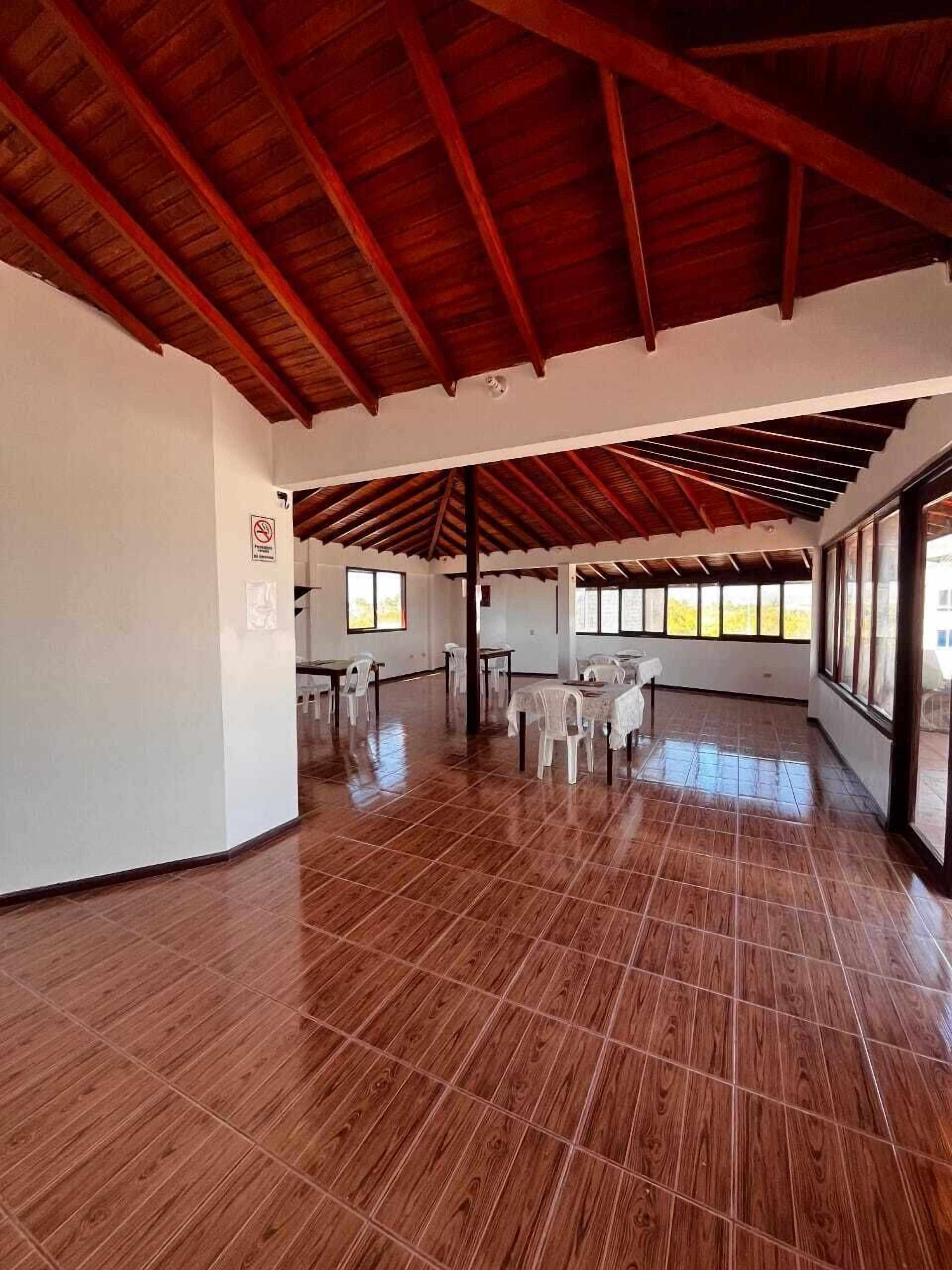 Desayuno continental diario (USD 5 por persona)