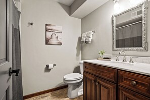 Een douche, een haardroger, handdoeken, zeep