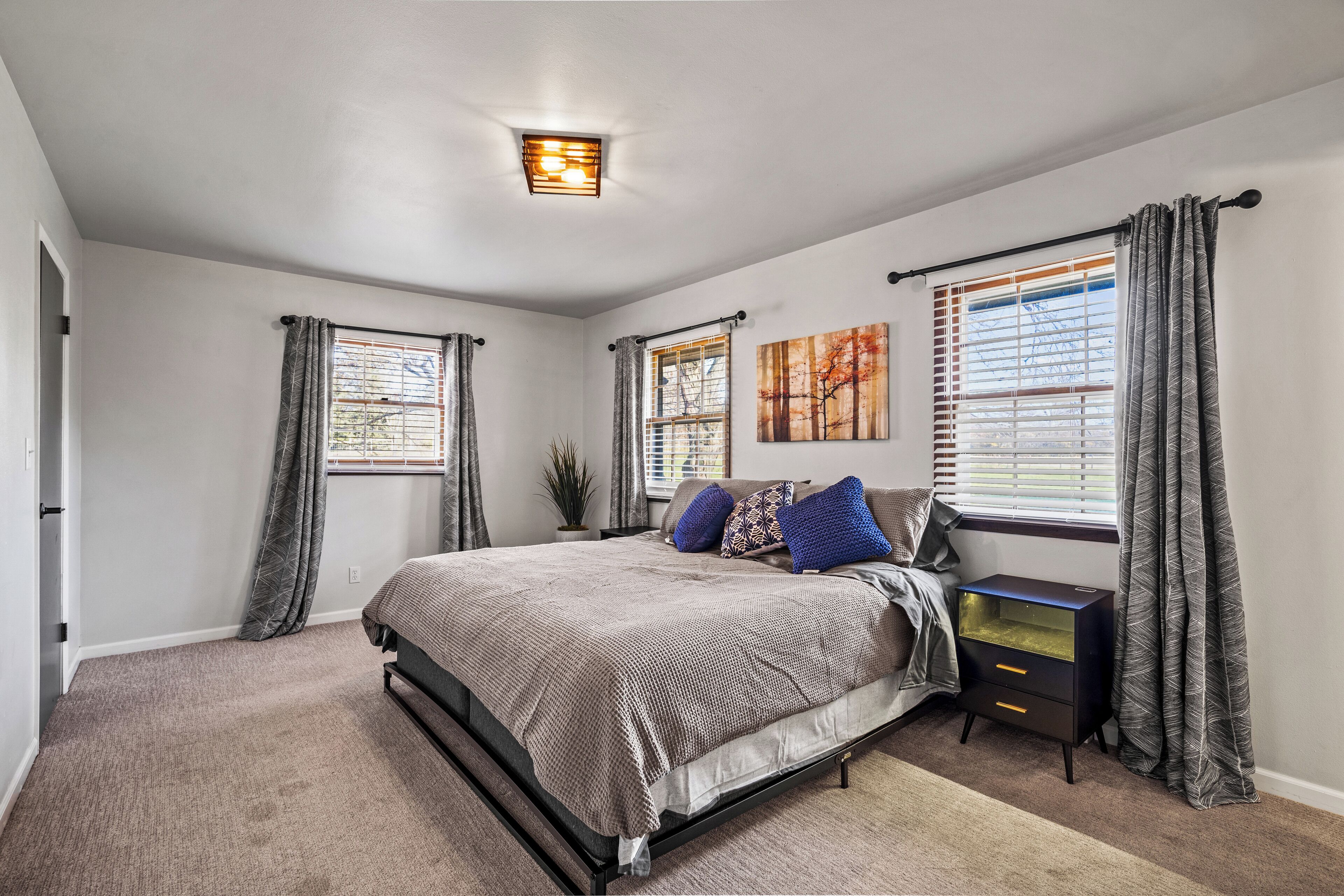 3 habitaciones, tabla de planchar con plancha, wifi y ropa de cama 