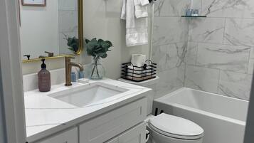 Dusche, Haartrockner, Handtücher, Seife