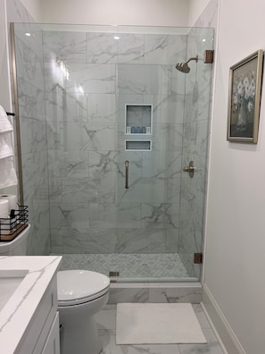 Douche, sèche-cheveux, serviettes fournies, savon