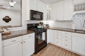 Microwave, oven, stovetop, dishwasher - Little Blue House (Bryan)