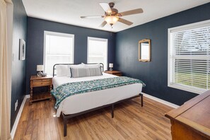 2 bedrooms, iron/ironing board, WiFi, bed sheets - Little Blue House (Bryan)