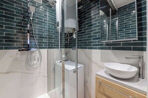 Shower, hair dryer - Bright Modern Vintage Renovated Flat In Le Marais (Paris)