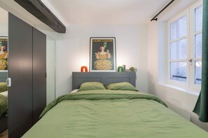 Iron/ironing board, Internet, bed sheets - Bright Modern Vintage Renovated Flat In Le Marais (Paris)