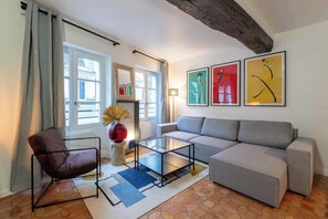 TV, offices - Bright Modern Vintage Renovated Flat In Le Marais (Paris)