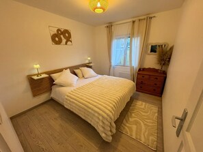 2 chambres, fer et planche à repasser, Wi-Fi, draps fournis