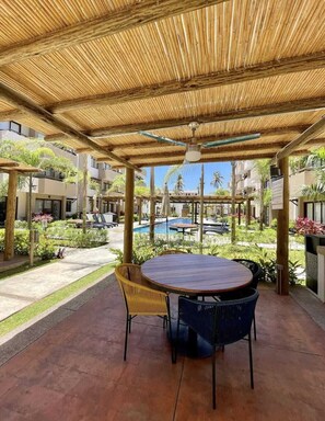 Outdoor dining - Apartment in private condominium near the sea (Mazatlán)