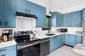 Kjøleskap, mikrobølgeovn, ovn og kokeplater