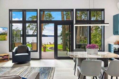 Mt Rainier View Beachfront Retreat - Private Beach