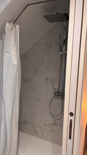 Haartrockner, Handtücher, Seife, Toilettenpapier