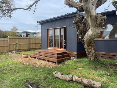 Light open plan family home - 1 block back from beach