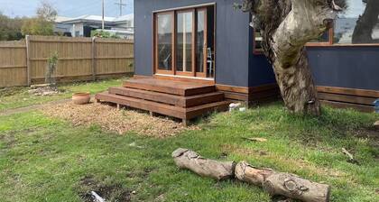 Light open plan family home - 1 block back from beach