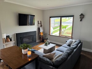 TV connectée, cheminée, livres