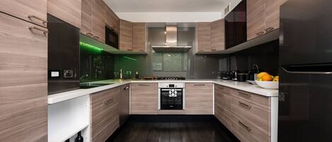 Kühlschrank, Ofen, Herdplatte, Geschirrspüler