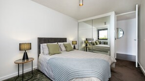 2 habitaciones, escritorio y tabla de planchar con plancha 