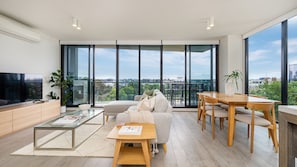 Smart TV - Skyline Serenity with Rooftop Pool (South Yarra)