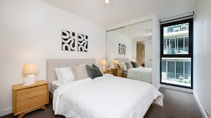 3 bedrooms, iron/ironing board, travel cot, free WiFi - Skyline Serenity with Rooftop Pool (South Yarra)
