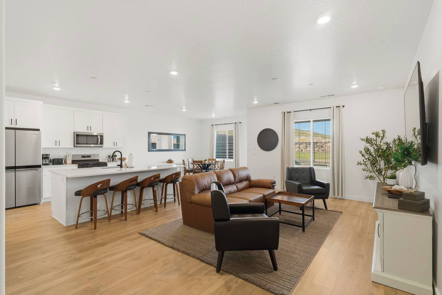 Télévision, cheminée, table de tennis de table