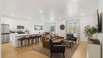 Télévision, cheminée, table de tennis de table