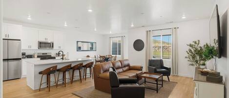 Télévision, cheminée, table de tennis de table