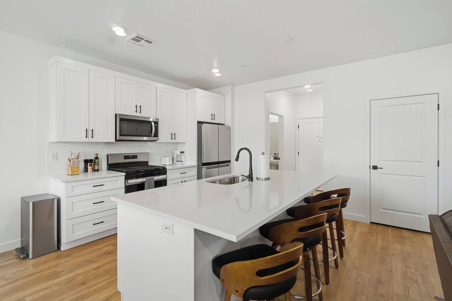 Een koelkast, een magnetron, een oven, een kookplaat