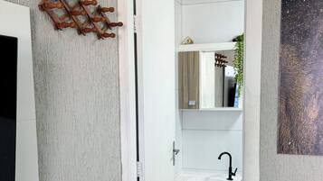 Dutxa, tovalloles, sabó i paper higiènic