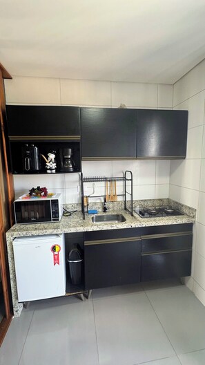 Mikrobølgeovn, kogeplade, elkedel, køkkentøj/tallerkener/redskaber