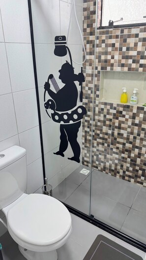 Shower, towels, soap, toilet paper - Full studio apartment in Curitiba for singles or couples near the Botanical Garden and CWB. (Curitiba)