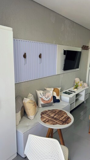 Interior - Full studio apartment, suitable for singles or couples. (Curitiba)