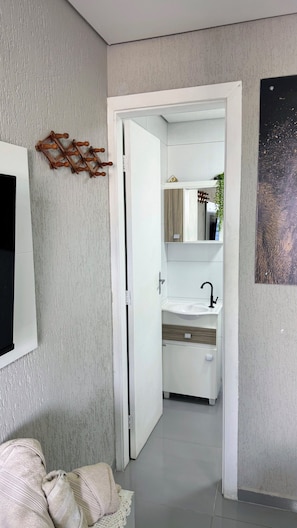 シャワー、タオル、石鹸、トイレットペーパー