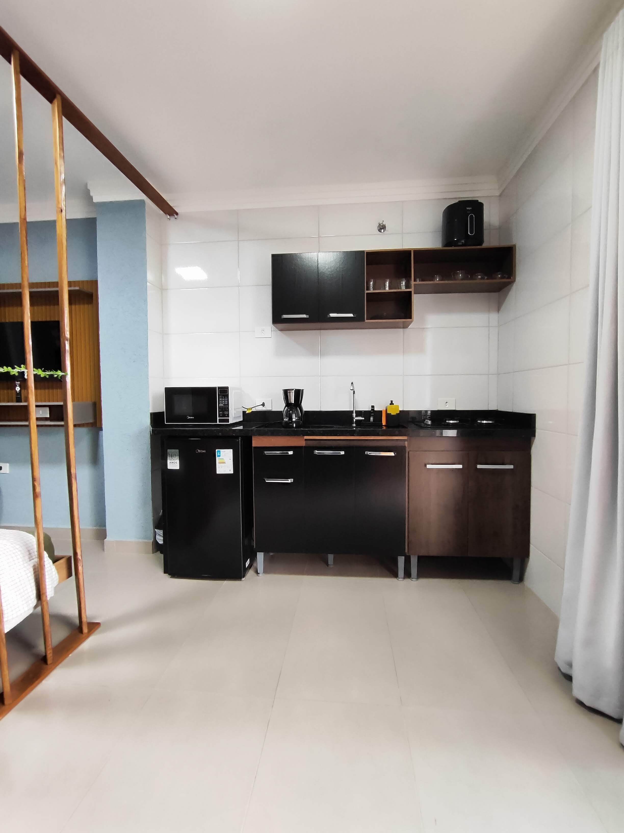 Microondas, parrilla de estufa, tetera eléctrica y utensilios de cocina 