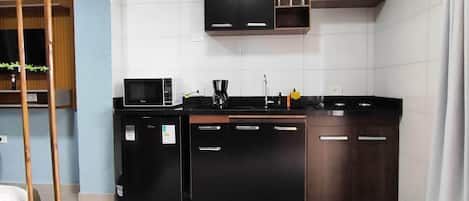 Mikrowelle, Herdplatte, Wasserkocher, Kochgeschirr/Geschirr/Besteck