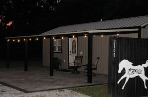 A house with a covered porch, a number sign, and a welcome sign with a horse silhouette. - Charming tiny house in Russellville (Russellville)