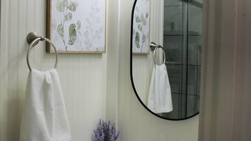 Serviettes fournies, savon, papier toilette