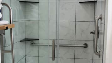 Serviettes fournies, savon, papier toilette