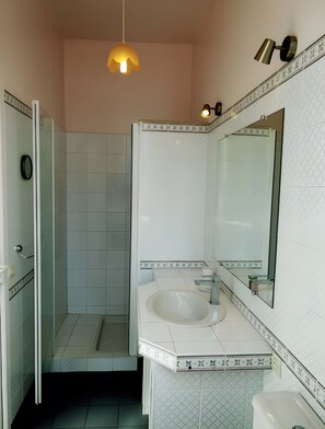 Shower, hair dryer - Detached House, 4 Bedrooms, 100m from Beach, Enclosed Garden (Fouras)
