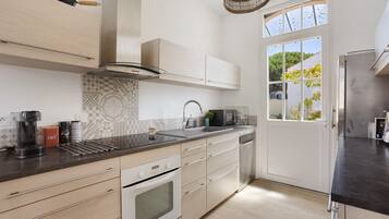 Coffee/tea maker, fridge, microwave, oven