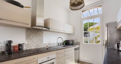 Detached House, 4 Bedrooms, 100m from Beach, Enclosed Garden