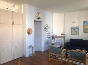 Una televisión, una mesa de tenis de mesa