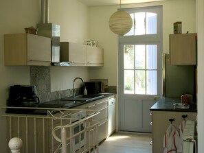 Frigorífico, microondas, horno y placa de cocina