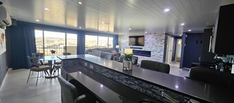 Open and Spacious Condo with Exquisite Views!