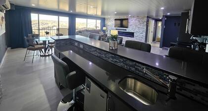 Open and Spacious Condo with Exquisite Views!