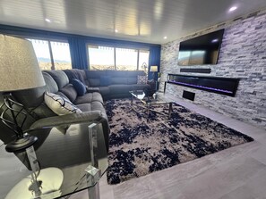 TV - Open and Spacious Condo with Exquisite Views! (Colorado Springs)