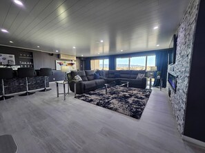 TV - Open and Spacious Condo with Exquisite Views! (Colorado Springs)